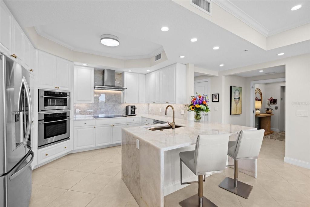 Image 5 of property listing at 1660 SUMMERHOUSE LANE 402, Sarasota, FL 34242