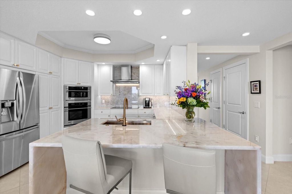 Image 7 of property listing at 1660 SUMMERHOUSE LANE 402, Sarasota, FL 34242