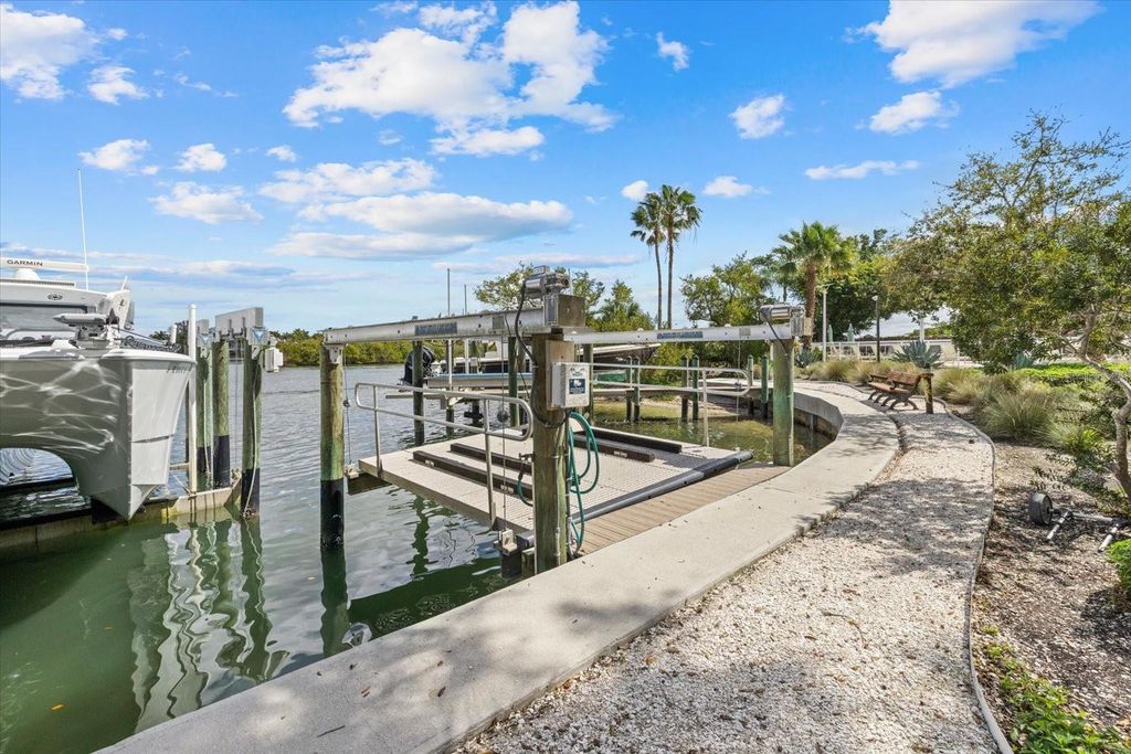 Image 61 of property listing at 1660 SUMMERHOUSE LANE 402, Sarasota, FL 34242