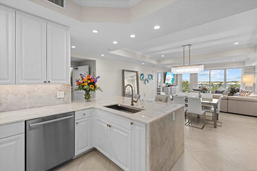 Image 8 of property listing at 1660 SUMMERHOUSE LANE 402, Sarasota, FL 34242