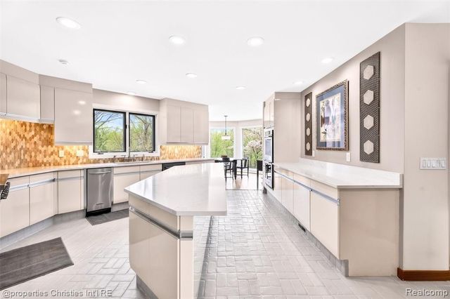 291 Barden Road, Bloomfield Hills, MI 48304