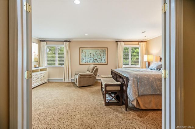 15 Hunt Court, Roslyn, NY 11576