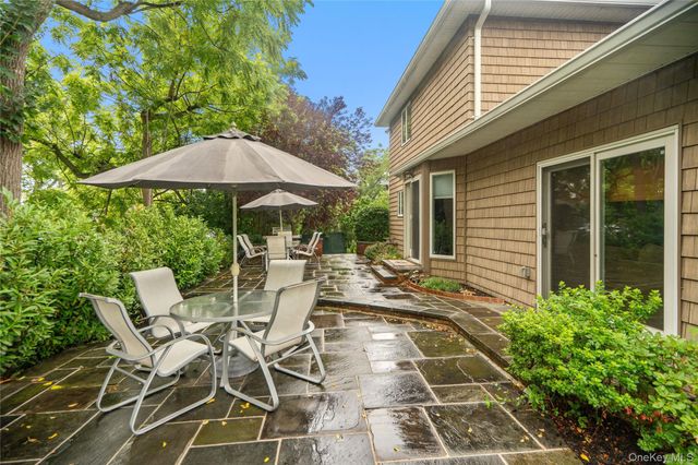15 Hunt Court, Roslyn, NY 11576