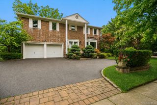 15 Hunt Court, Roslyn, NY 11576