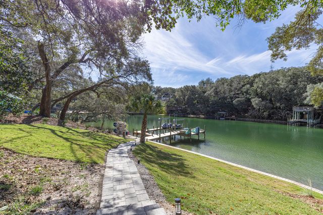 912 Woodbriar Court, Fort Walton Beach, FL 32547