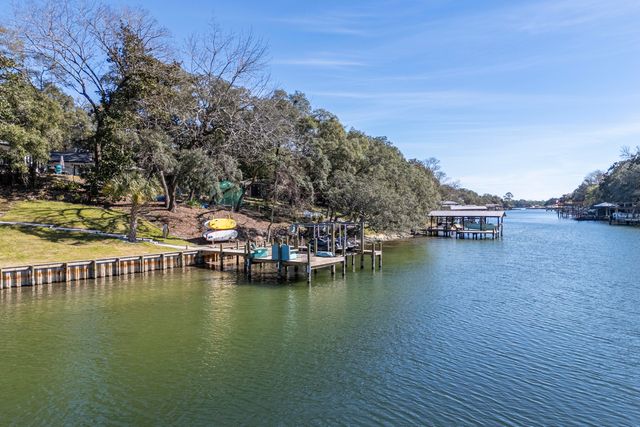 912 Woodbriar Court, Fort Walton Beach, FL 32547