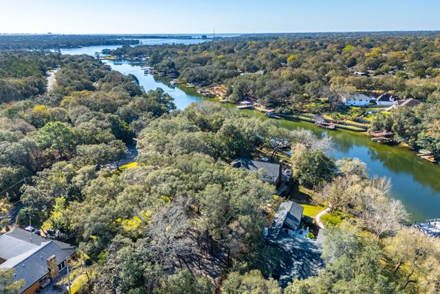 912 Woodbriar Court, Fort Walton Beach, FL 32547