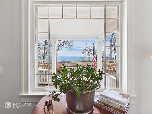 552 Sunrise Avenue, Lake Bluff, IL 60044