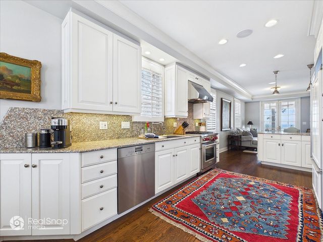 552 Sunrise Avenue, Lake Bluff, IL 60044