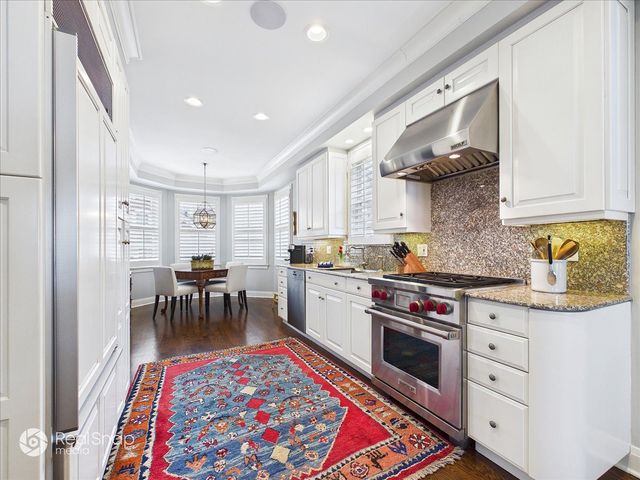 552 Sunrise Avenue, Lake Bluff, IL 60044