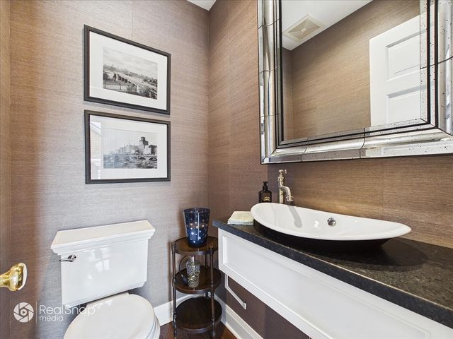 552 Sunrise Avenue, Lake Bluff, IL 60044