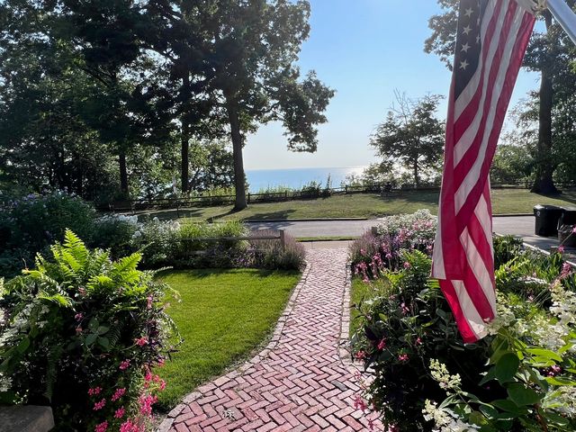 552 Sunrise Avenue, Lake Bluff, IL 60044