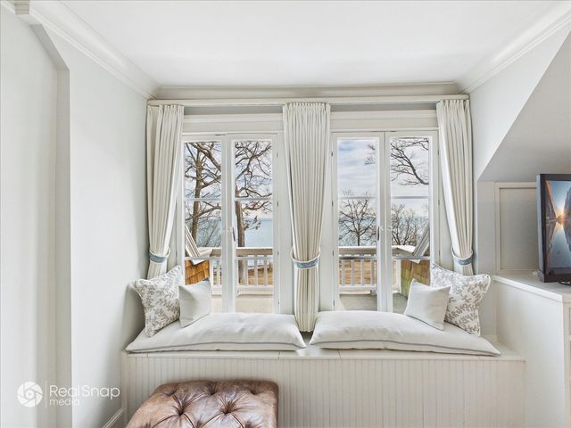 552 Sunrise Avenue, Lake Bluff, IL 60044