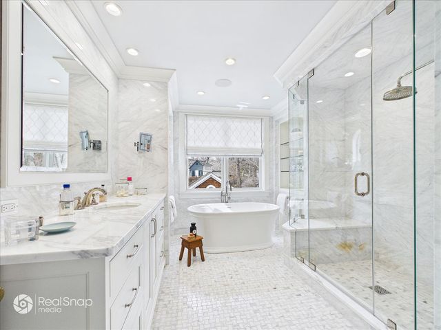 552 Sunrise Avenue, Lake Bluff, IL 60044