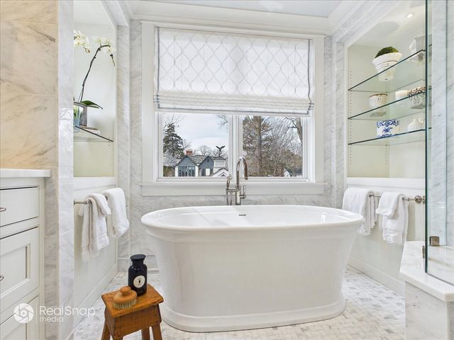 552 Sunrise Avenue, Lake Bluff, IL 60044