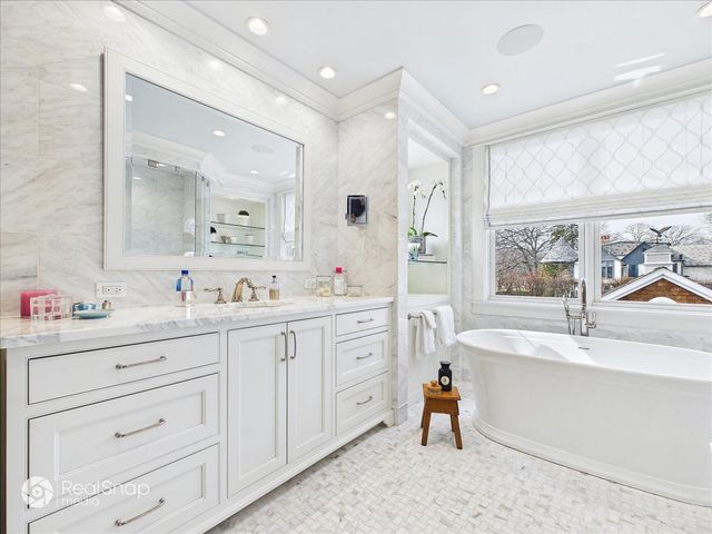 552 Sunrise Avenue, Lake Bluff, IL 60044