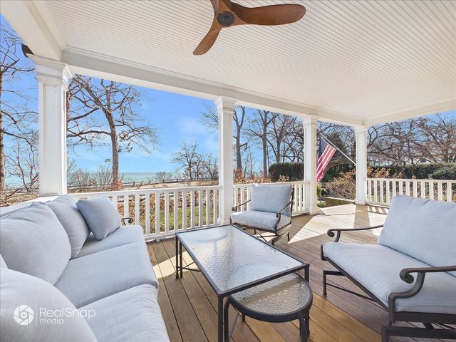 552 Sunrise Avenue, Lake Bluff, IL 60044