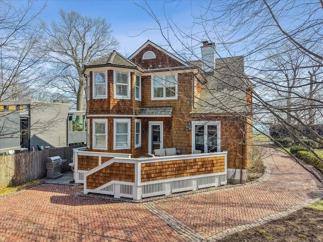 552 Sunrise Avenue, Lake Bluff, IL 60044