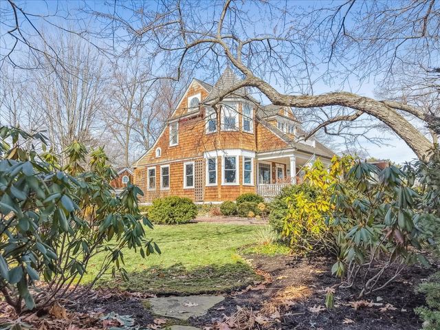 552 Sunrise Avenue, Lake Bluff, IL 60044