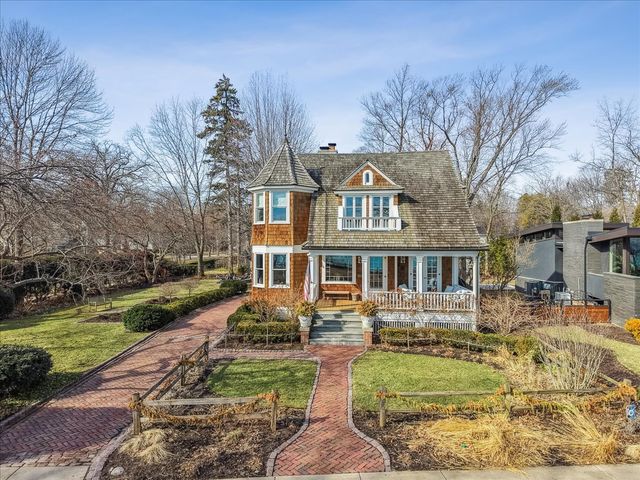 552 Sunrise Avenue, Lake Bluff, IL 60044