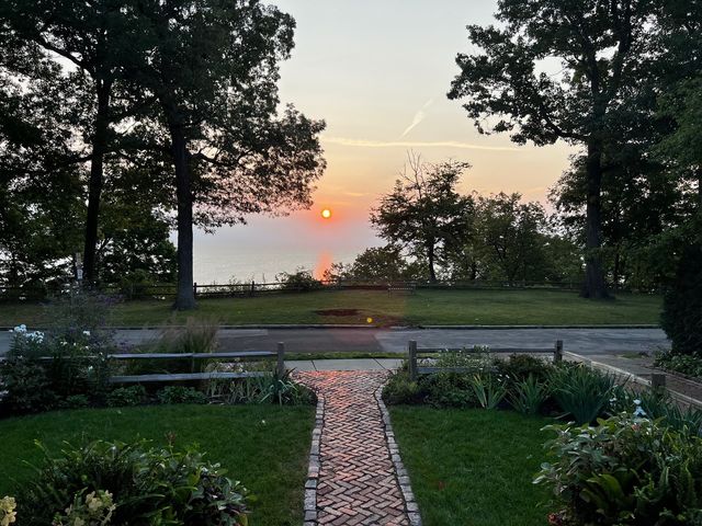 552 Sunrise Avenue, Lake Bluff, IL 60044