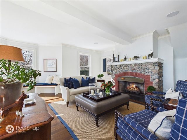 552 Sunrise Avenue, Lake Bluff, IL 60044