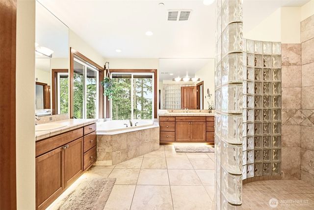 18603 E Spring Lake Drive SE, Renton, WA 98058