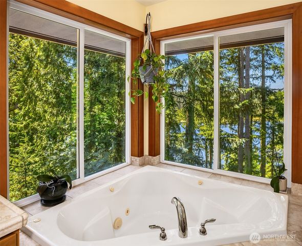 18603 E Spring Lake Drive SE, Renton, WA 98058