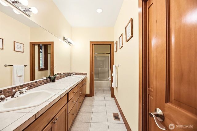 18603 E Spring Lake Drive SE, Renton, WA 98058