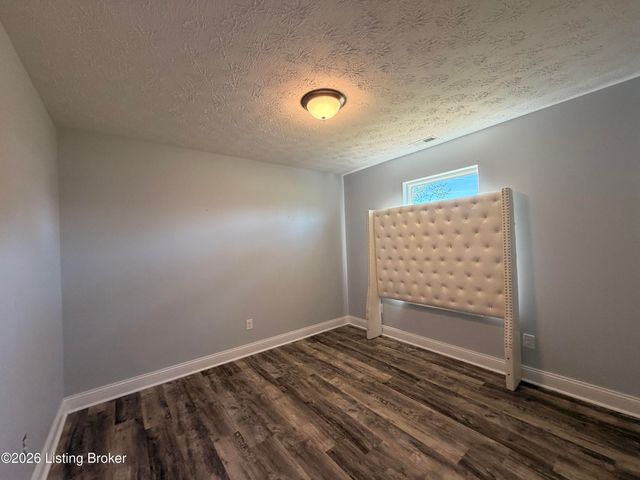5409 Mt Holyoke Dr, Louisville, KY 40216