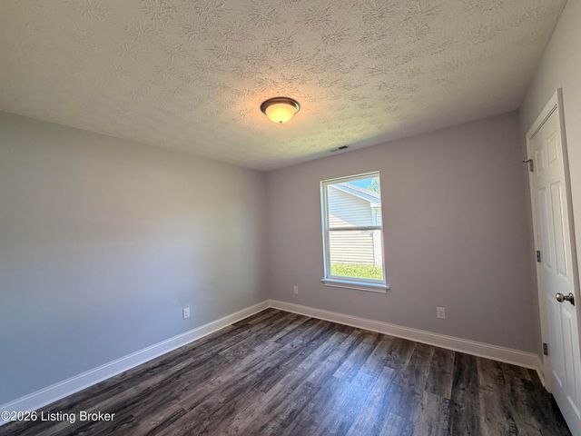 5409 Mt Holyoke Dr, Louisville, KY 40216
