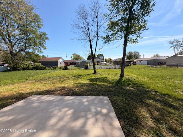 5409 Mt Holyoke Dr, Louisville, KY 40216