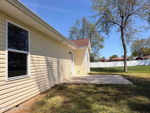 5409 Mt Holyoke Dr, Louisville, KY 40216
