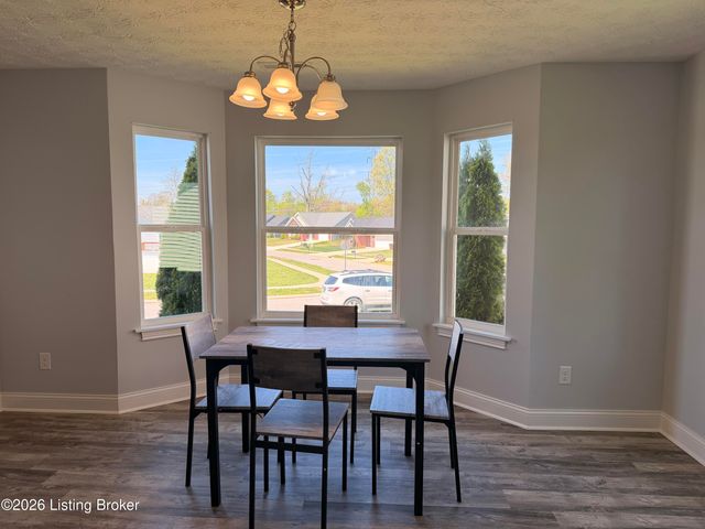 5409 Mt Holyoke Dr, Louisville, KY 40216