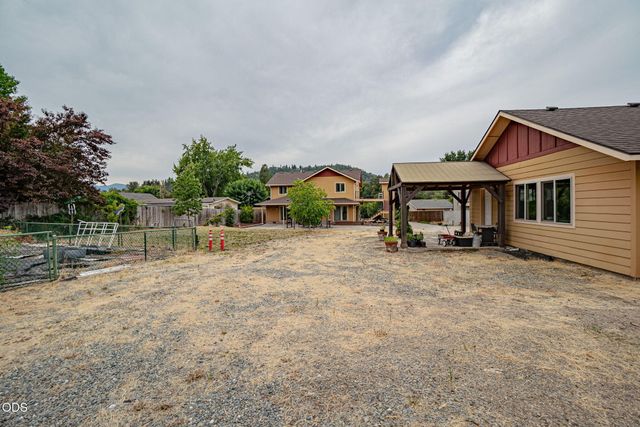 2617 SW Florer Drive, Grants Pass, OR 97527