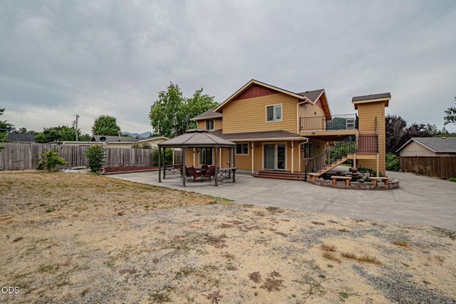 2617 SW Florer Drive, Grants Pass, OR 97527