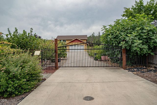 2617 SW Florer Drive, Grants Pass, OR 97527