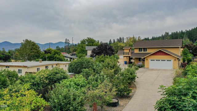 2617 SW Florer Drive, Grants Pass, OR 97527