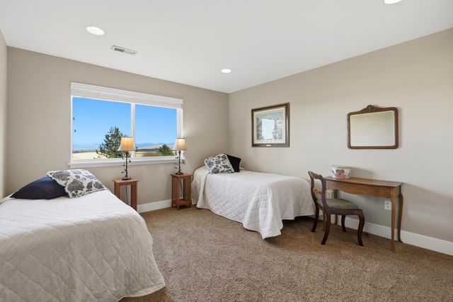 6105 S Harvest Ln, Greenacres, WA 99016