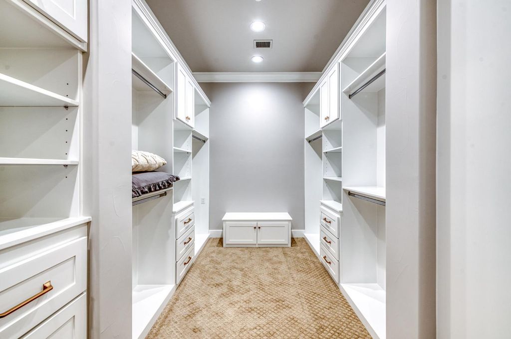 Image 16 of property listing at 11417 N Portofino Drive, Fresno, CA 93730