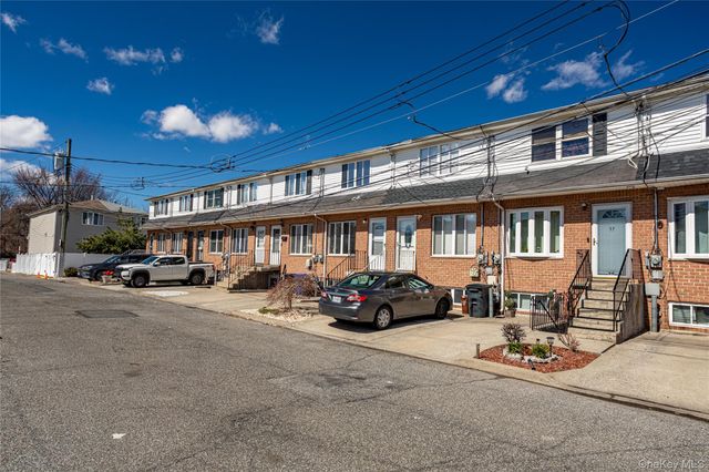 21 Spirit Lane, Staten Island, NY 10303