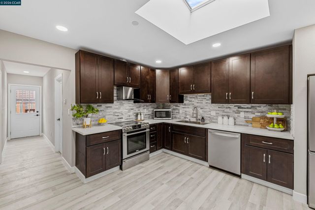 390 Guttenberg St, Daly City, CA 94014