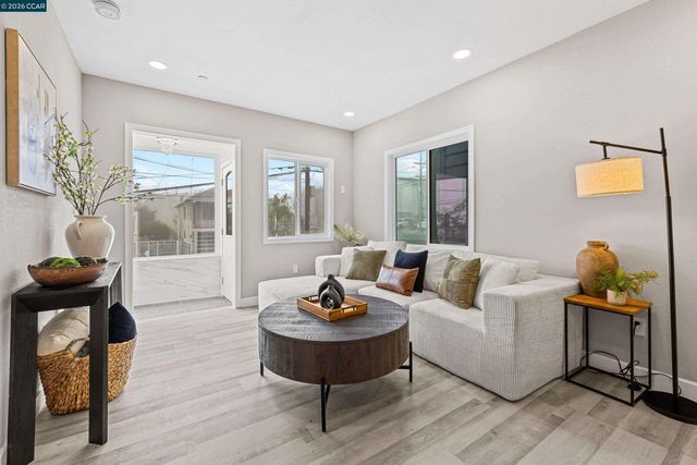 390 Guttenberg St, Daly City, CA 94014