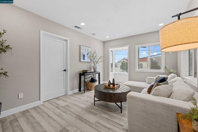 390 Guttenberg St, Daly City, CA 94014