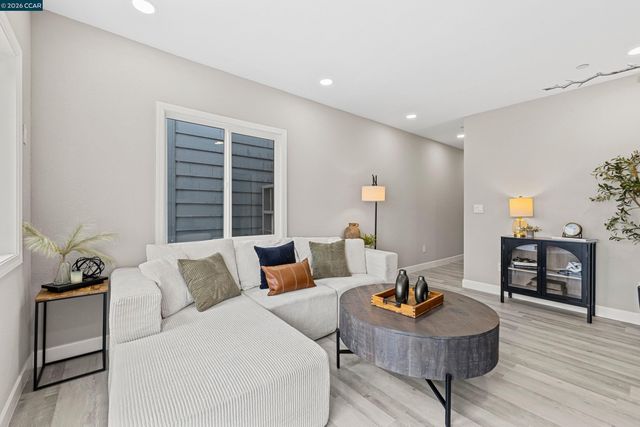 390 Guttenberg St, Daly City, CA 94014