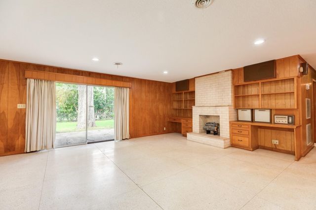 120 Southern Oaks Drive, Lake Jackson, TX 77566