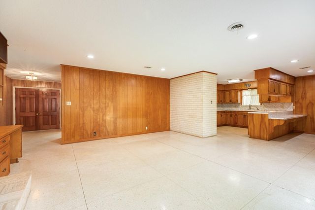 120 Southern Oaks Drive, Lake Jackson, TX 77566