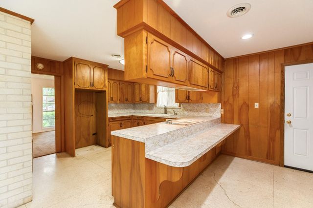 120 Southern Oaks Drive, Lake Jackson, TX 77566