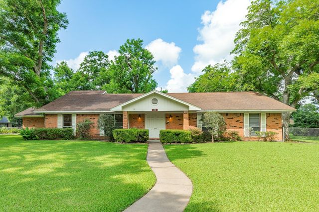 120 Southern Oaks Drive, Lake Jackson, TX 77566