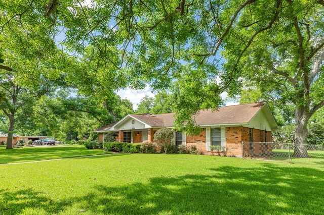 120 Southern Oaks Drive, Lake Jackson, TX 77566